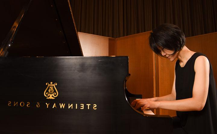 Photo of Sungeun Kim playing Steinway